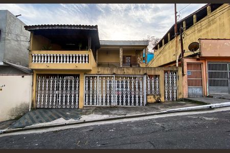 Casa à venda com 240m², 6 quartos e 3 vagas Casa à venda com 240m², 6 quartos e 3 vagasFachada