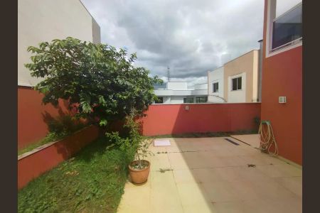 Casa de condomínio para alugar com 240m², 3 quartos e 4 vagas