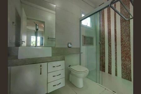 Casa de condomínio para alugar com 240m², 3 quartos e 4 vagas