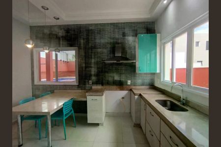 Casa de condomínio para alugar com 240m², 3 quartos e 4 vagas