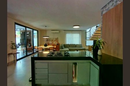 Casa de condomínio à venda com 333m², 5 quartos e 4 vagas