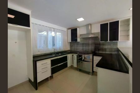 Casa de condomínio para alugar com 200m², 4 quartos e 2 vagas