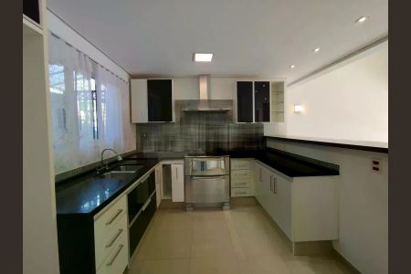 Casa de condomínio para alugar com 200m², 4 quartos e 2 vagas