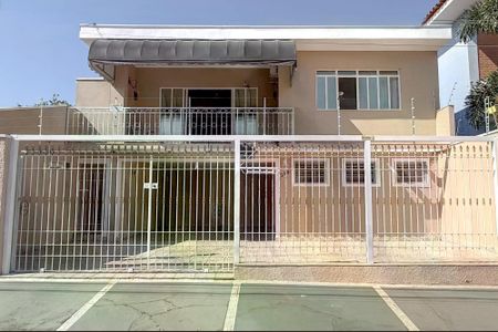 Casa à venda com 221m², 4 quartos e 2 vagas