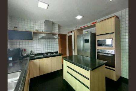 Apartamento à venda com 241m², 4 quartos e 4 vagas