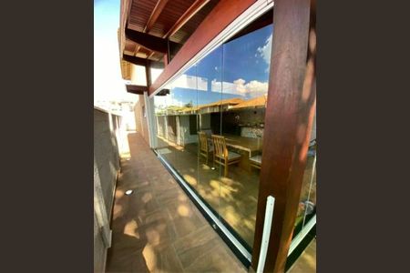 Casa de condomínio à venda com 136m², 3 quartos e 2 vagas
