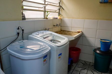 Lavanderia de casa à venda com 4 quartos, 350m² em Km 18, Osasco