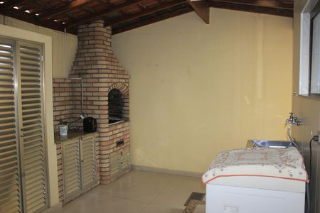 Casa de condomínio à venda com 100m², 3 quartos e 2 vagasEspaço gourmet e lavanderia