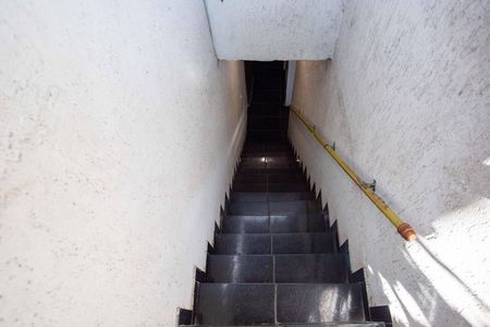 Casa para alugar com 60m², 2 quartos e 1 vagaEscada