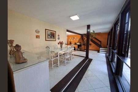 Casa à venda com 4 quartos, 254m² em Itaipu, Niterói