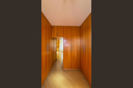 Apartamento à venda com 140m², 3 quartos e 3 vagas Apartamento à venda com 140m², 3 quartos e 3 vagasCloset da suíte