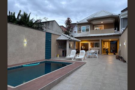 Casa de condomínio à venda com 360m², 4 quartos e 4 vagasFachada