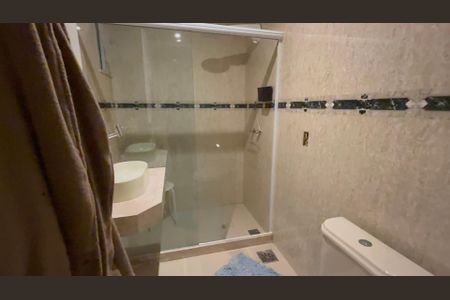 Casa de condomínio à venda com 360m², 4 quartos e 4 vagasBanheiro do Quarto 1