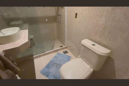 Casa de condomínio à venda com 360m², 4 quartos e 4 vagasBanheiro do Quarto 1