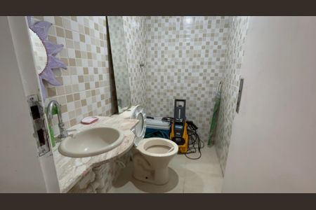 Casa de condomínio à venda com 360m², 4 quartos e 4 vagasBanheiro de serviço