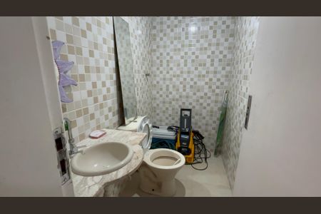 Casa de condomínio à venda com 360m², 4 quartos e 4 vagasBanheiro de Serviço
