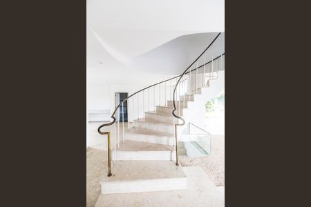 Casa de condomínio à venda com 780m², 2 quartos e 9 vagas Casa de condomínio à venda com 780m², 2 quartos e 9 vagasEscada