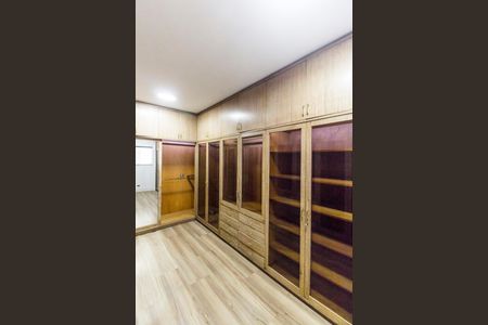 Casa de condomínio à venda com 780m², 2 quartos e 9 vagas Casa de condomínio à venda com 780m², 2 quartos e 9 vagasCloset da suíte