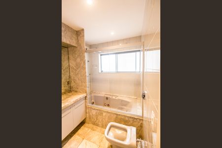 Casa de condomínio à venda com 780m², 2 quartos e 9 vagas Casa de condomínio à venda com 780m², 2 quartos e 9 vagasBanheiro da Suíte