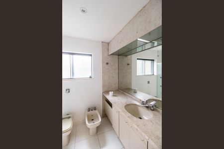 Casa de condomínio à venda com 780m², 2 quartos e 9 vagas Casa de condomínio à venda com 780m², 2 quartos e 9 vagasBanheiro da Suíte