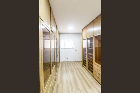 Casa de condomínio à venda com 780m², 2 quartos e 9 vagas Casa de condomínio à venda com 780m², 2 quartos e 9 vagasCloset da suíte