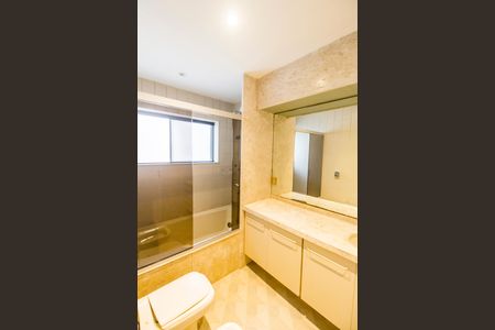 Casa de condomínio à venda com 780m², 2 quartos e 9 vagas Casa de condomínio à venda com 780m², 2 quartos e 9 vagasBanheiro da Suíte