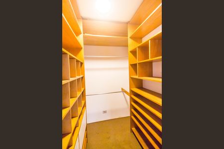 Casa de condomínio à venda com 780m², 2 quartos e 9 vagas Casa de condomínio à venda com 780m², 2 quartos e 9 vagasCloset da suíte