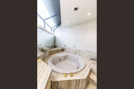 Casa de condomínio à venda com 780m², 2 quartos e 9 vagas Casa de condomínio à venda com 780m², 2 quartos e 9 vagasBanheiro da Suíte
