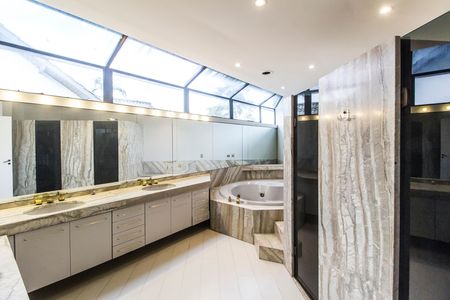 Casa de condomínio à venda com 780m², 2 quartos e 9 vagas Casa de condomínio à venda com 780m², 2 quartos e 9 vagasBanheiro da Suíte