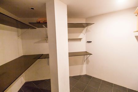 Casa de condomínio à venda com 780m², 2 quartos e 9 vagas Casa de condomínio à venda com 780m², 2 quartos e 9 vagasDepósito