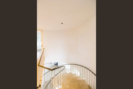 Casa de condomínio à venda com 780m², 2 quartos e 9 vagas Casa de condomínio à venda com 780m², 2 quartos e 9 vagasEscada