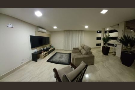 Casa à venda com 3 quartos, 300m² em Jardim Deghi, Barueri