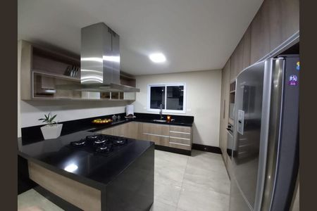 Casa à venda com 300m², 3 quartos e 9 vagas