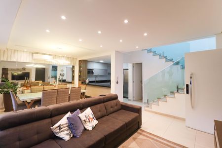 Casa de condomínio à venda com 177m², 4 quartos e 3 vagas