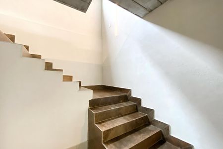 Casa para alugar com 400m², 4 quartos e 2 vagas Casa para alugar com 400m², 4 quartos e 2 vagasEscadas