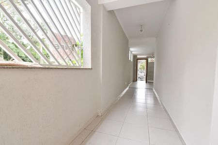 Casa para alugar com 300m², 4 quartos e 2 vagas Casa para alugar com 300m², 4 quartos e 2 vagasCorredor da garagem