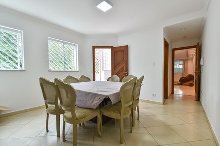 Casa para alugar com 300m², 4 quartos e 2 vagas Casa para alugar com 300m², 4 quartos e 2 vagasSala de jantar