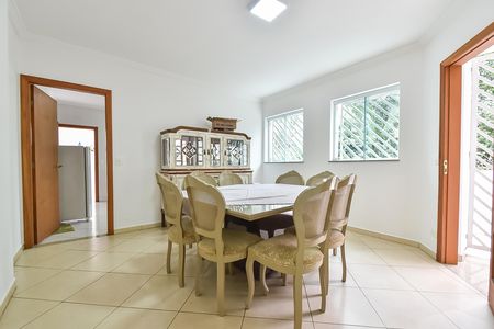 Casa para alugar com 300m², 4 quartos e 2 vagas Casa para alugar com 300m², 4 quartos e 2 vagasSala de jantar