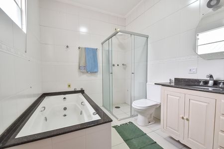 Casa para alugar com 300m², 4 quartos e 2 vagas Casa para alugar com 300m², 4 quartos e 2 vagasBanheiro da suíte 1