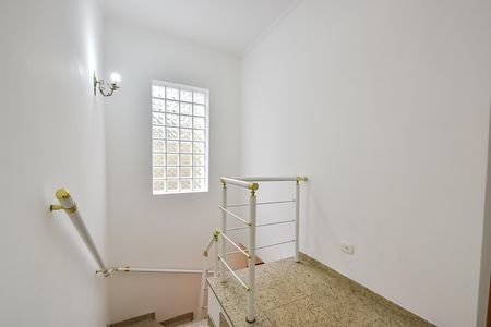 Casa para alugar com 300m², 4 quartos e 2 vagas Casa para alugar com 300m², 4 quartos e 2 vagasEscada