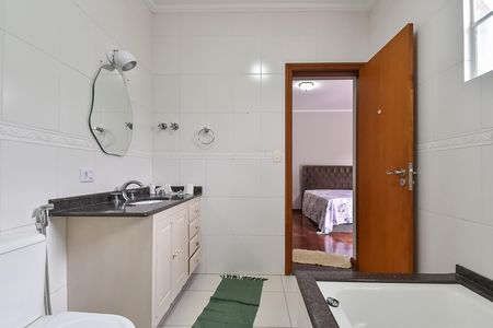 Casa para alugar com 300m², 4 quartos e 2 vagas Casa para alugar com 300m², 4 quartos e 2 vagasBanheiro da suíte 1