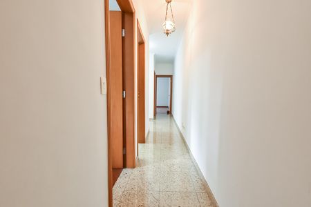 Casa para alugar com 300m², 4 quartos e 2 vagas Casa para alugar com 300m², 4 quartos e 2 vagasCorredor