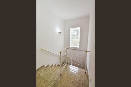 Casa para alugar com 300m², 4 quartos e 2 vagas Casa para alugar com 300m², 4 quartos e 2 vagasEscada