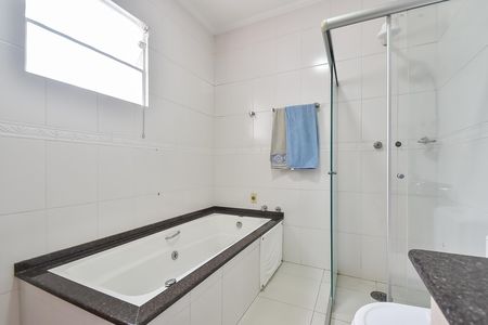 Casa para alugar com 300m², 4 quartos e 2 vagas Casa para alugar com 300m², 4 quartos e 2 vagasBanheiro da suíte 1