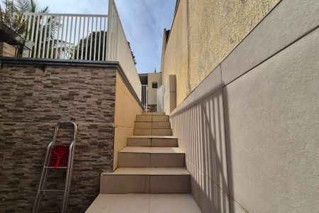 Casa para alugar com 60m², 1 quarto e 2 vagas Casa para alugar com 60m², 1 quarto e 2 vagasEscada