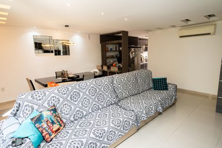 Casa de condomínio à venda com 66m², 2 quartos e 2 vagas Casa de condomínio à venda com 66m², 2 quartos e 2 vagasSala