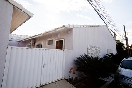 Casa de condomínio à venda com 66m², 2 quartos e 2 vagas Casa de condomínio à venda com 66m², 2 quartos e 2 vagasFachada Lateral