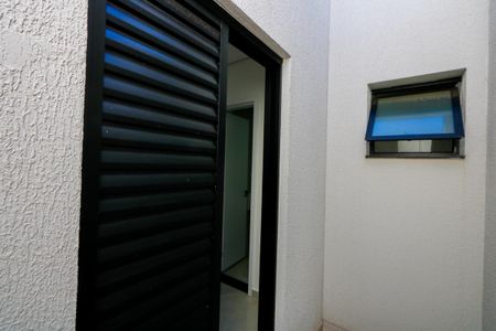 Casa à venda com 140m², 3 quartos e 2 vagas Casa à venda com 140m², 3 quartos e 2 vagasÁrea externa do quarto 2