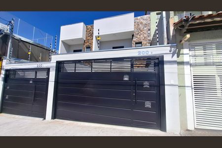 Casa à venda com 140m², 3 quartos e 2 vagas Casa à venda com 140m², 3 quartos e 2 vagasFachada