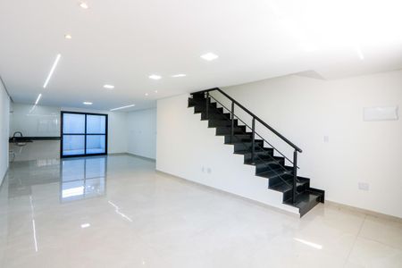 Casa à venda com 140m², 3 quartos e 2 vagas Casa à venda com 140m², 3 quartos e 2 vagasSala